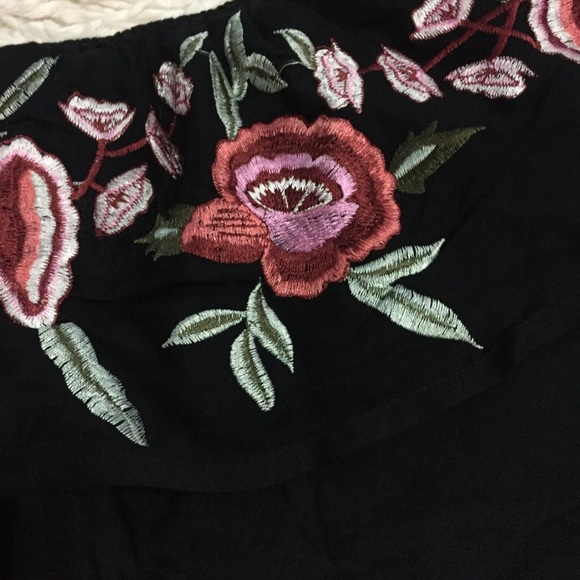 SUPER CUTE off the shoulder rose top - Picture 4 of 5